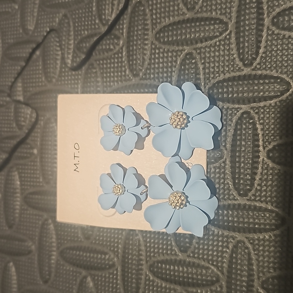 Blue flower necklace